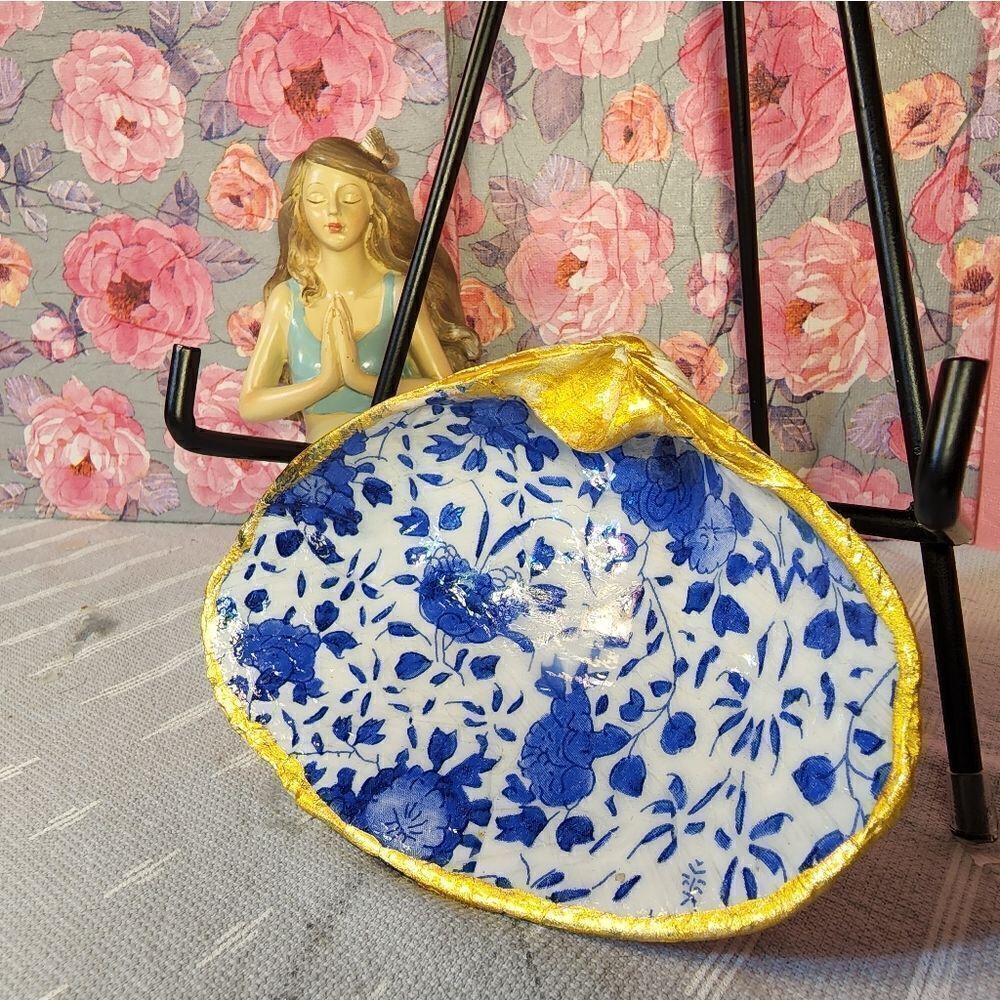 DECOUPAGE CLAM SHELL DECOUPAGE BLUE FLOWERS 💐 ON A CLAM SHELL TRINKET DISH - Picture 3 of 10